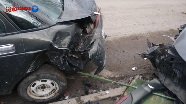 На Буковині п‘яна водійка в’їхала у 2 авто та огорожу