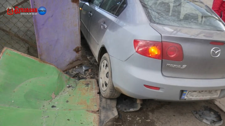 На Буковині п‘яна водійка в’їхала у 2 авто та огорожу