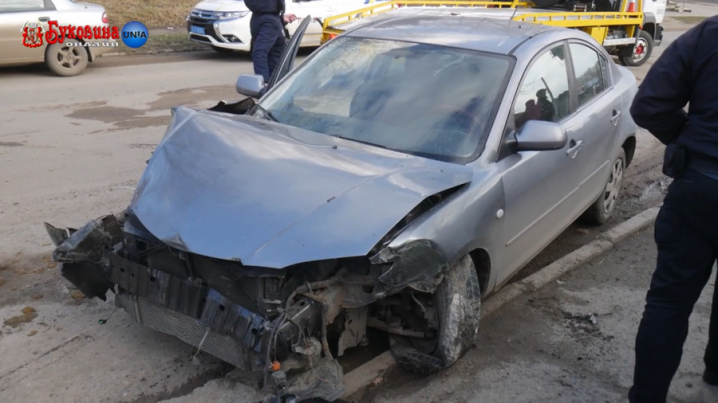 На Буковині п‘яна водійка в’їхала у 2 авто та огорожу