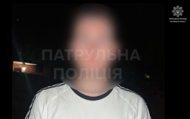 Серед ночі у Чернівцях п'яний водій тікав від патрульних і врізався у інше авто