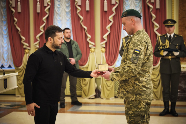 Президент Зеленський нагородив прикордонний загін з Чернівців