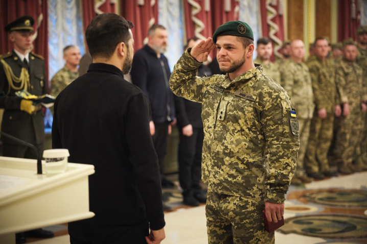 Президент Зеленський нагородив прикордонний загін з Чернівців