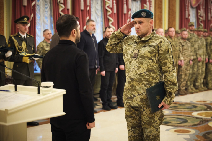 Президент Зеленський нагородив прикордонний загін з Чернівців