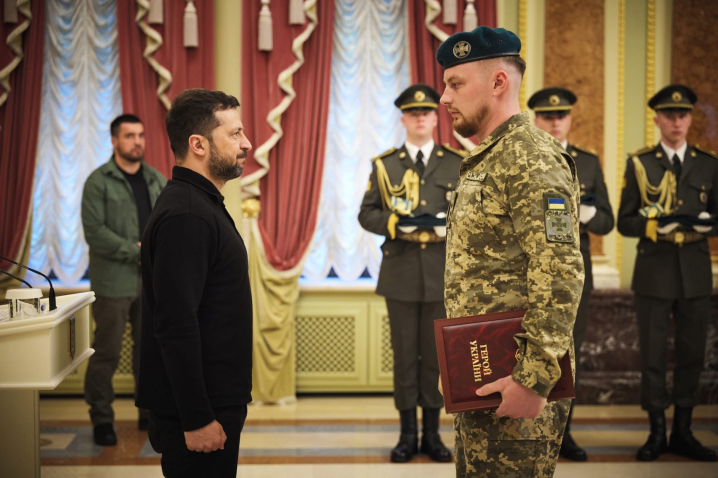 Президент Зеленський нагородив прикордонний загін з Чернівців