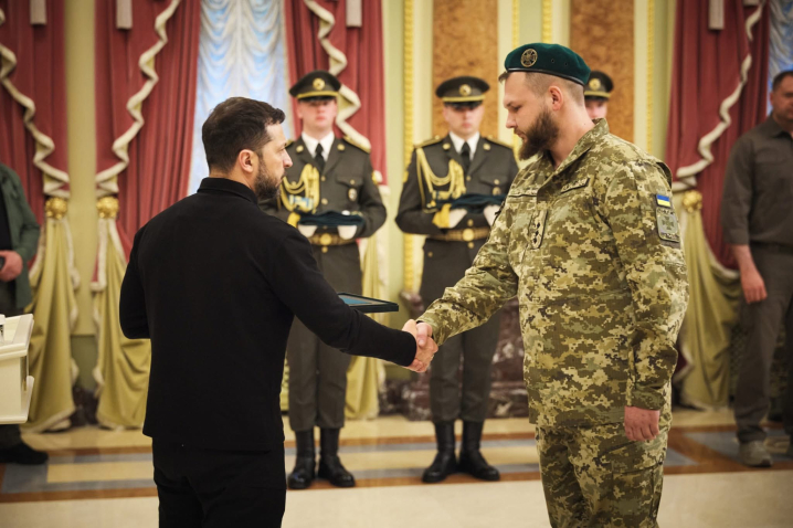 Президент Зеленський нагородив прикордонний загін з Чернівців