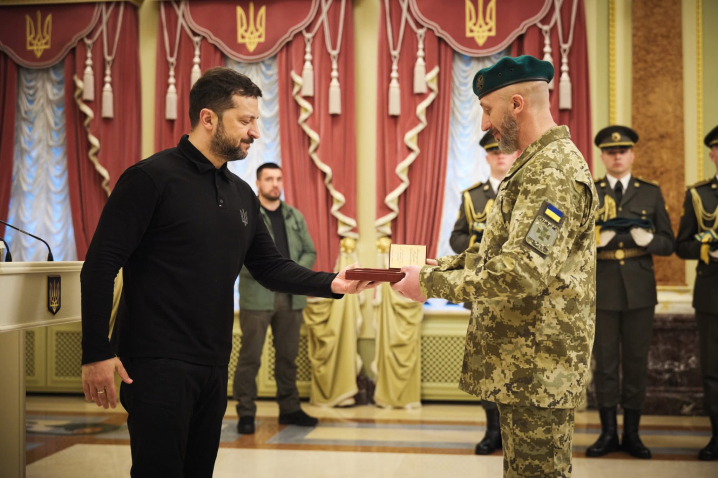 Президент Зеленський нагородив прикордонний загін з Чернівців