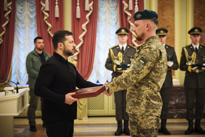 Президент Зеленський нагородив прикордонний загін з Чернівців